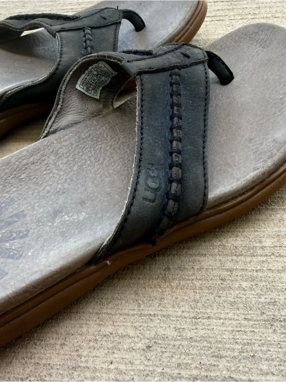 UGG 1002246 Men’s Size 8 Black Leather Flip Flop Thong Sandals Brown Sole